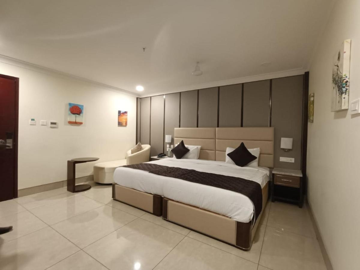 Rkn Grand Hotel Puducherry Buitenkant foto