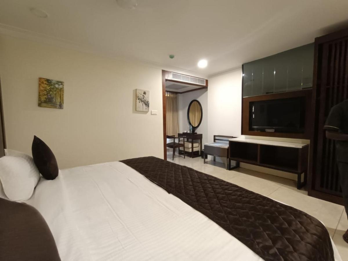 Rkn Grand Hotel Puducherry Buitenkant foto